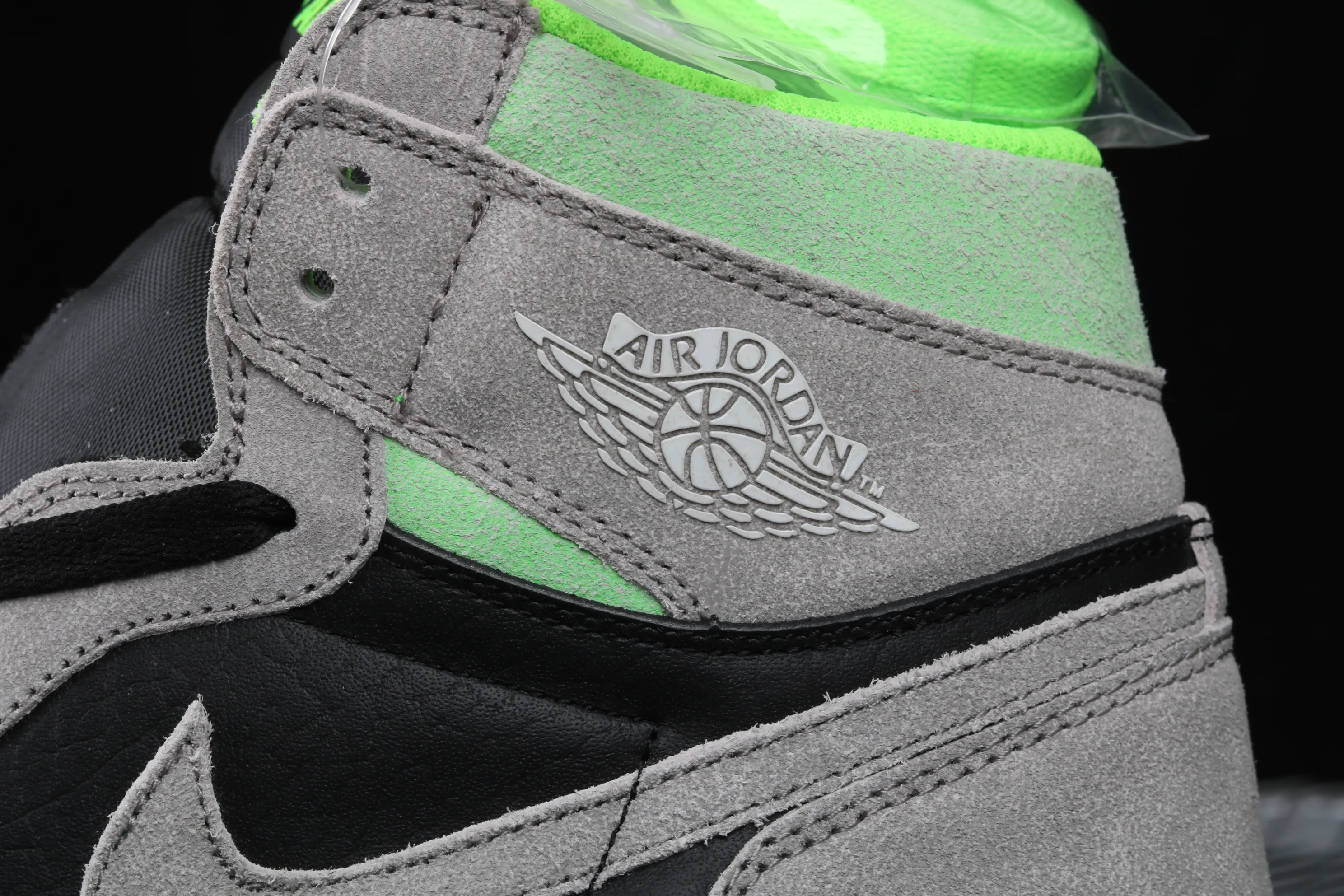 All Categories Air Jordan Jordan Series Basketball Shoes Air Jordan 1 High Air Jordan 1 Retro OG "Neutral Green" AJ1 SP19 Limited Joe 1 Versatile Cultural Basketball Shoes "Gray Black Fluorescent Green Luminous" 555088-070